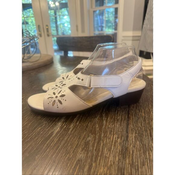 SAS White Low Heel Sandals sz 10 style C5930580 - Picture 4 of 6